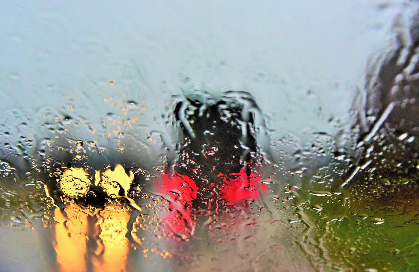 "Ливень с плеском лижет стекла ..."