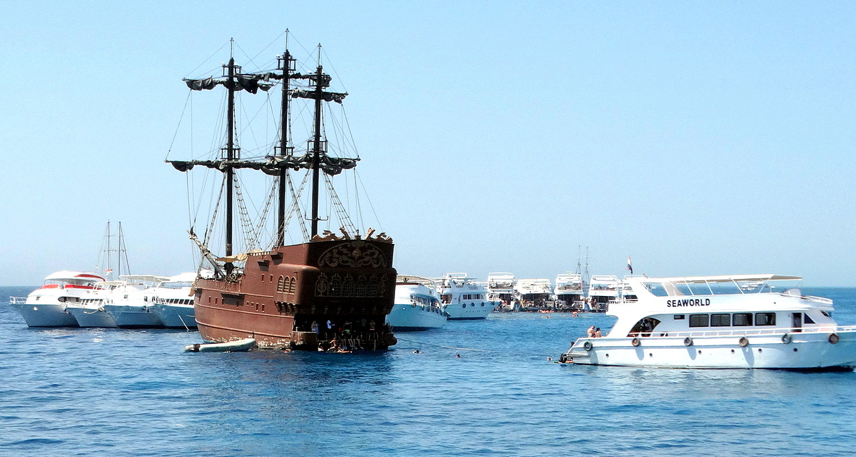 Яхты собрались в место дпя проведения дайвинга