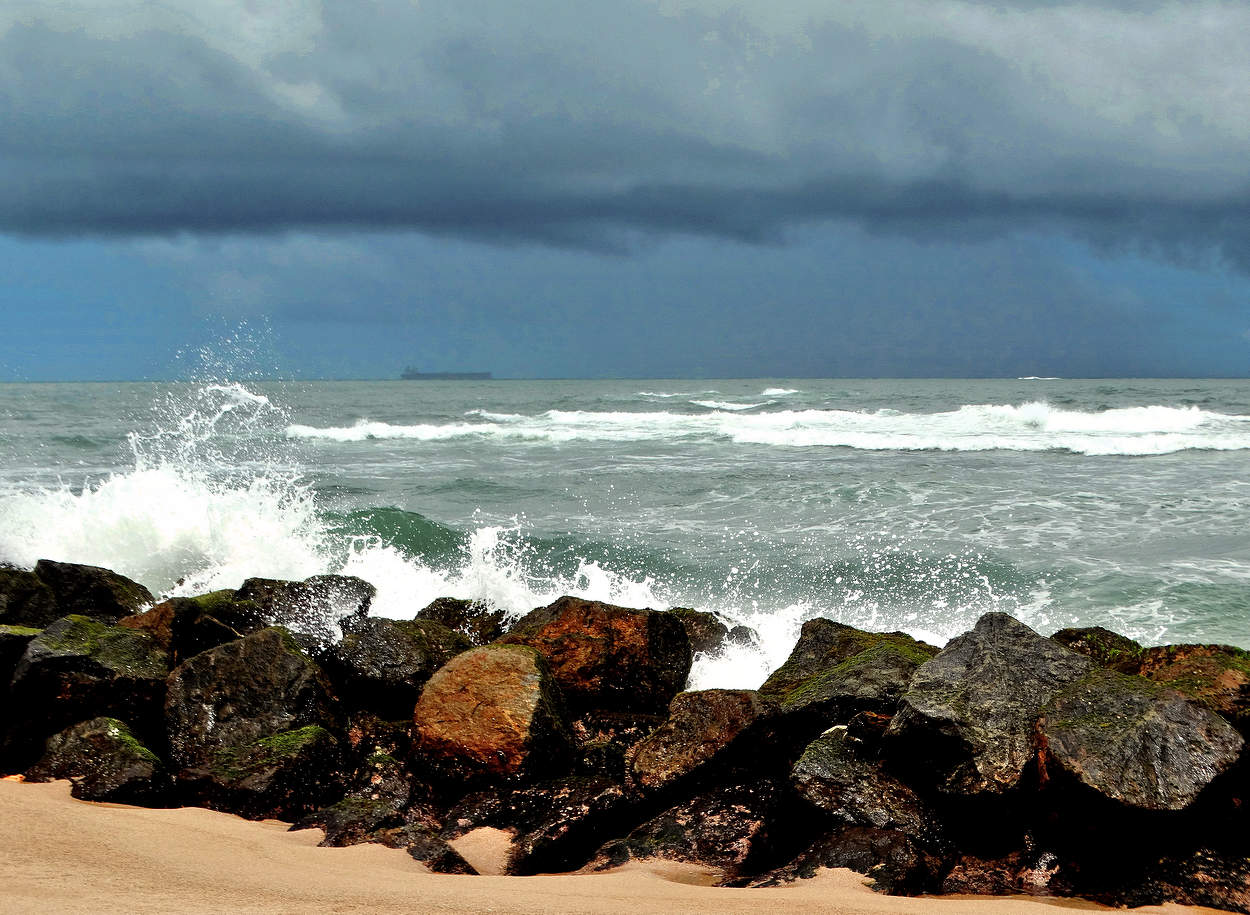 Корабль на рейде перед штормом
