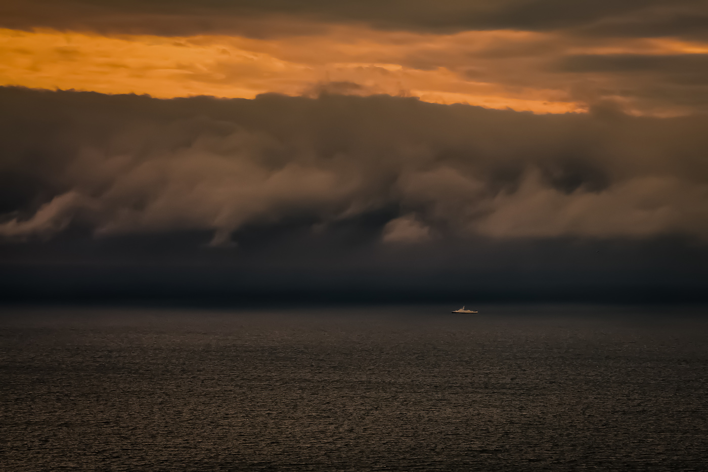 Белый теплоход