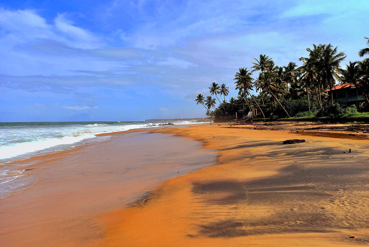 Море затихает, слабо колеблется