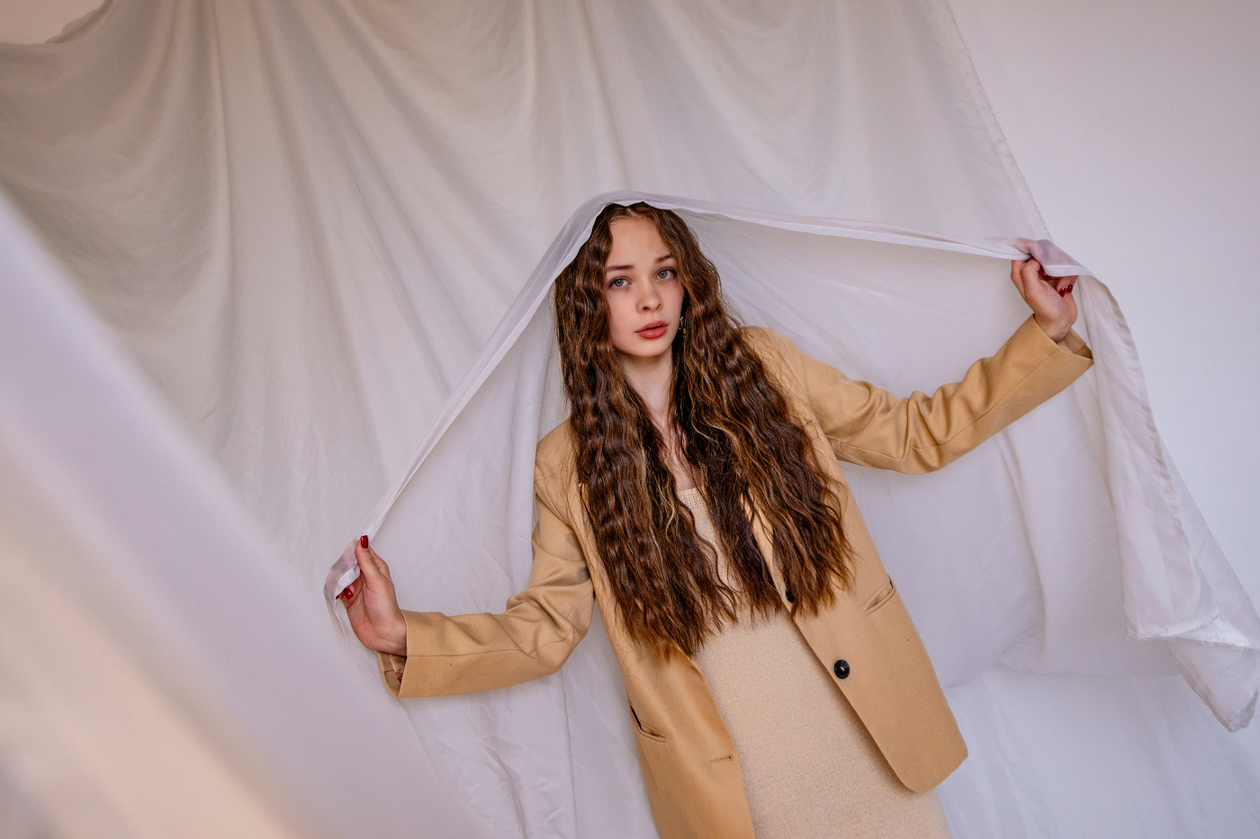 В белых тканях