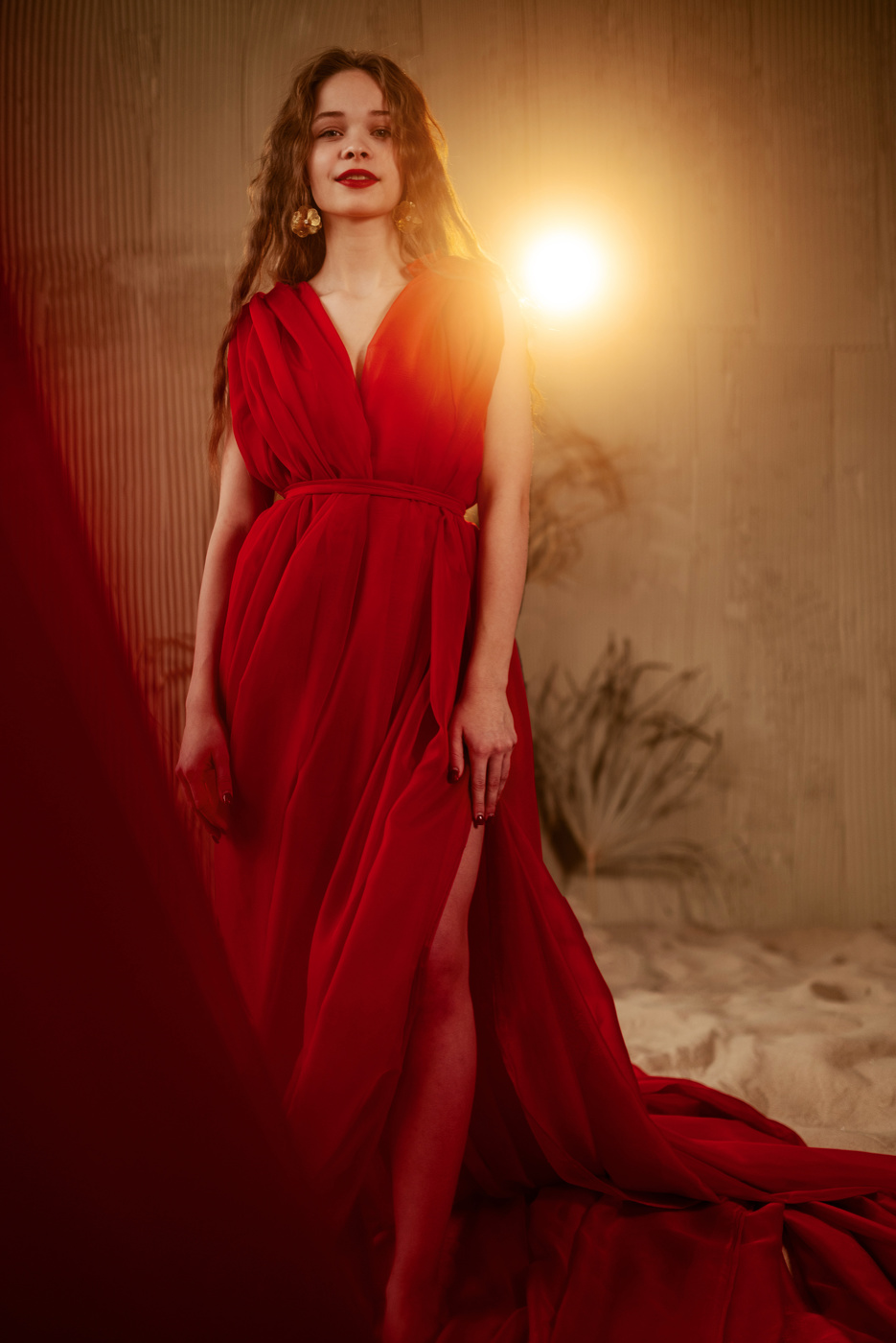 В красном платье