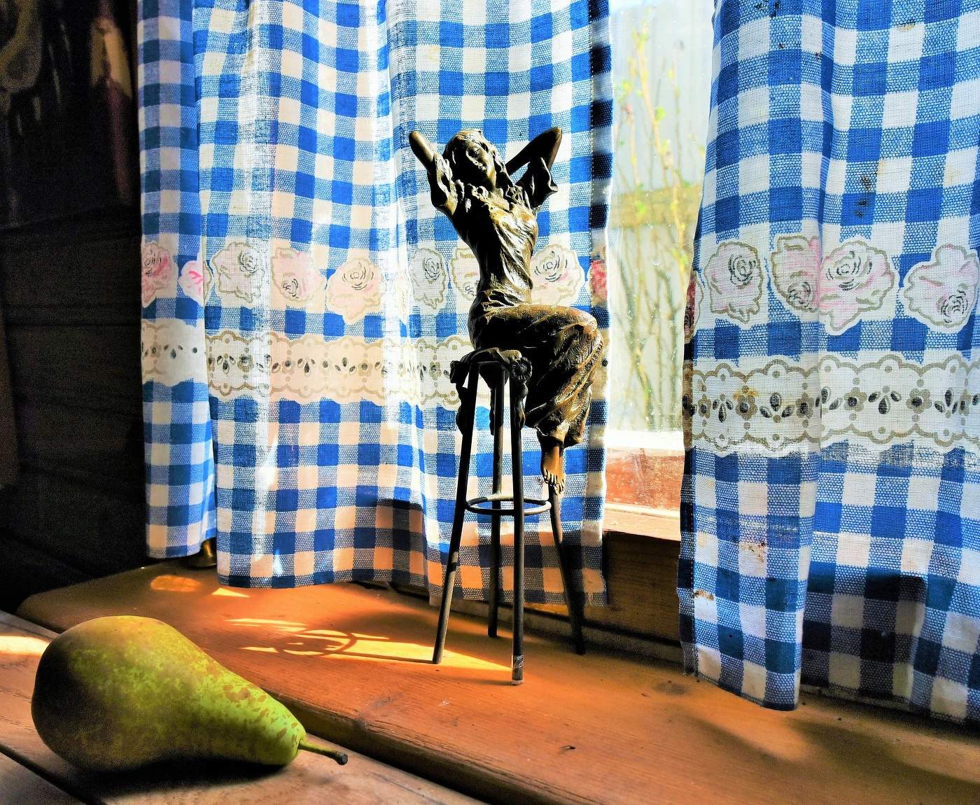 "Скорей гардины поднимите, впустите солнышко ко мне ..."