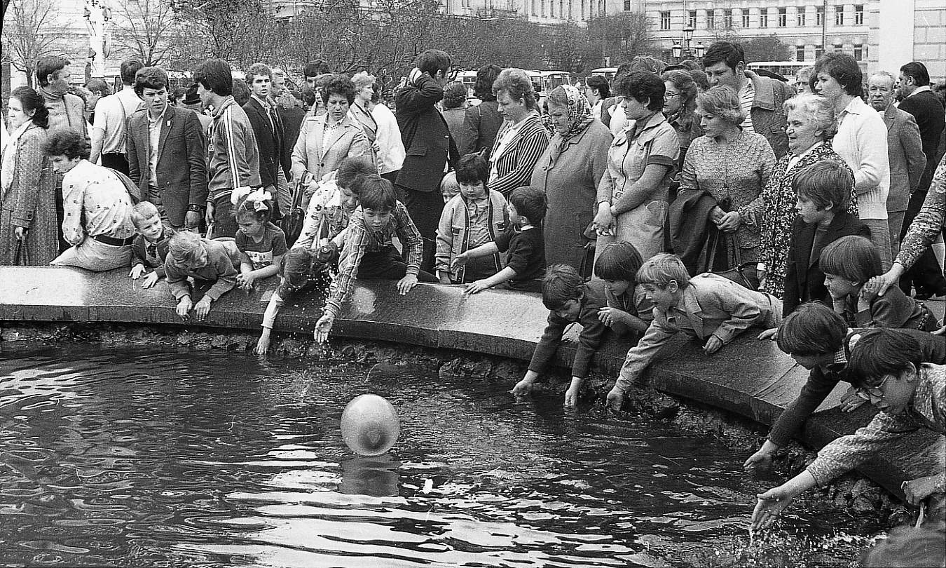 Игры детей у фонтана.