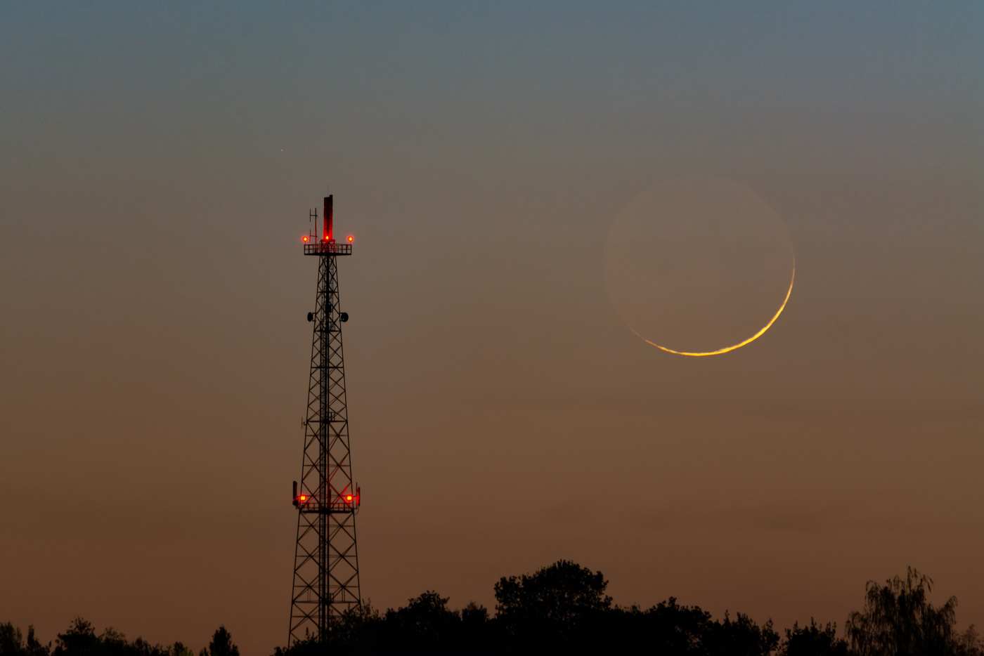ну очень "молоденькая" Луна