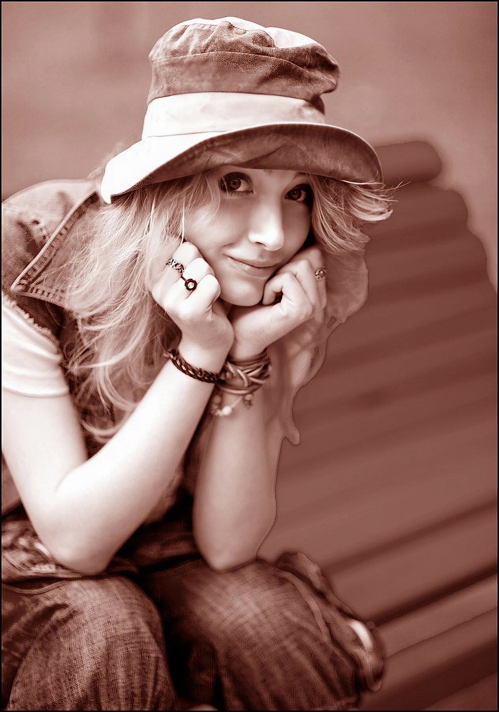 Портрет девушки на скамейке.