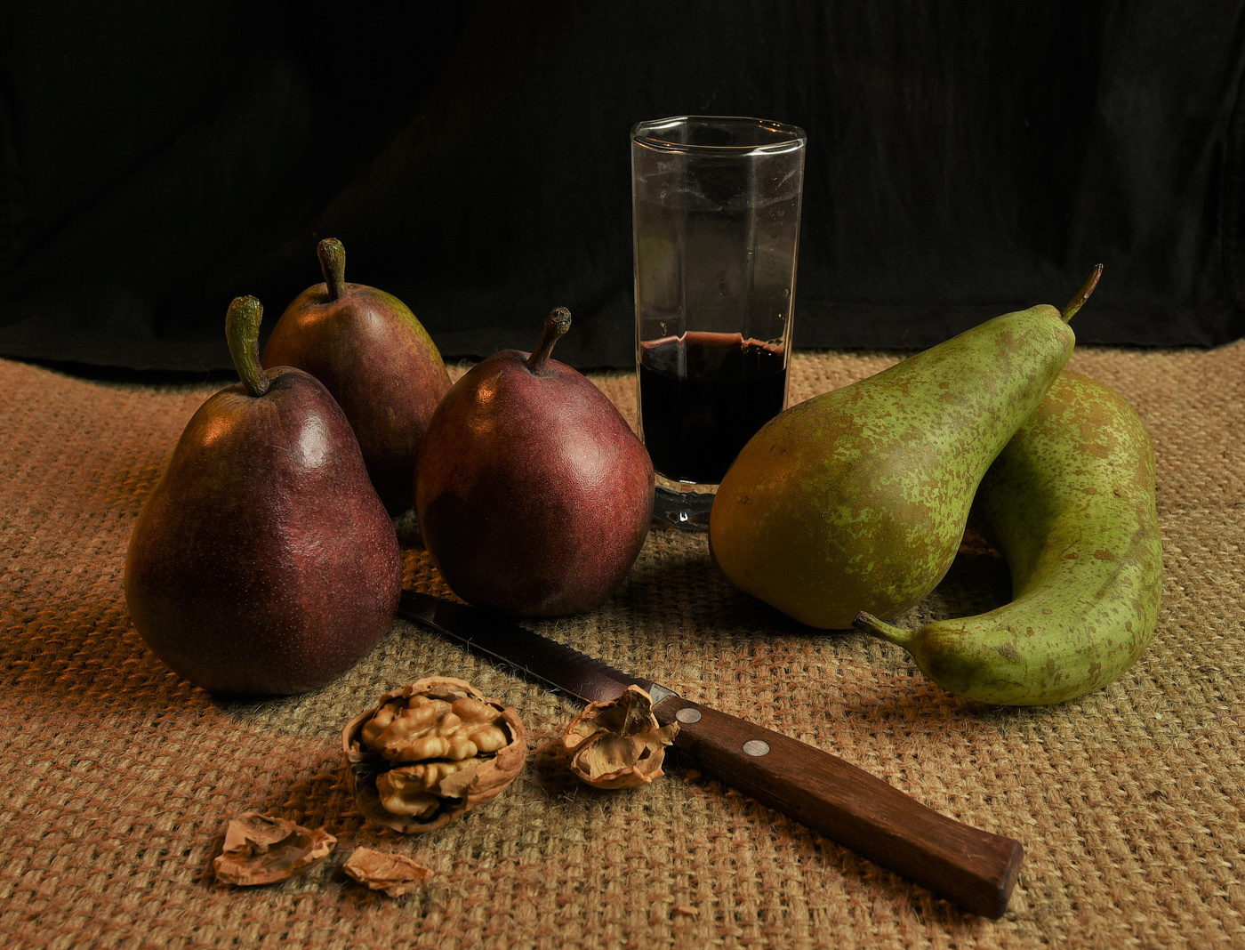 Груши , орех и стакан с недопитым вином ...