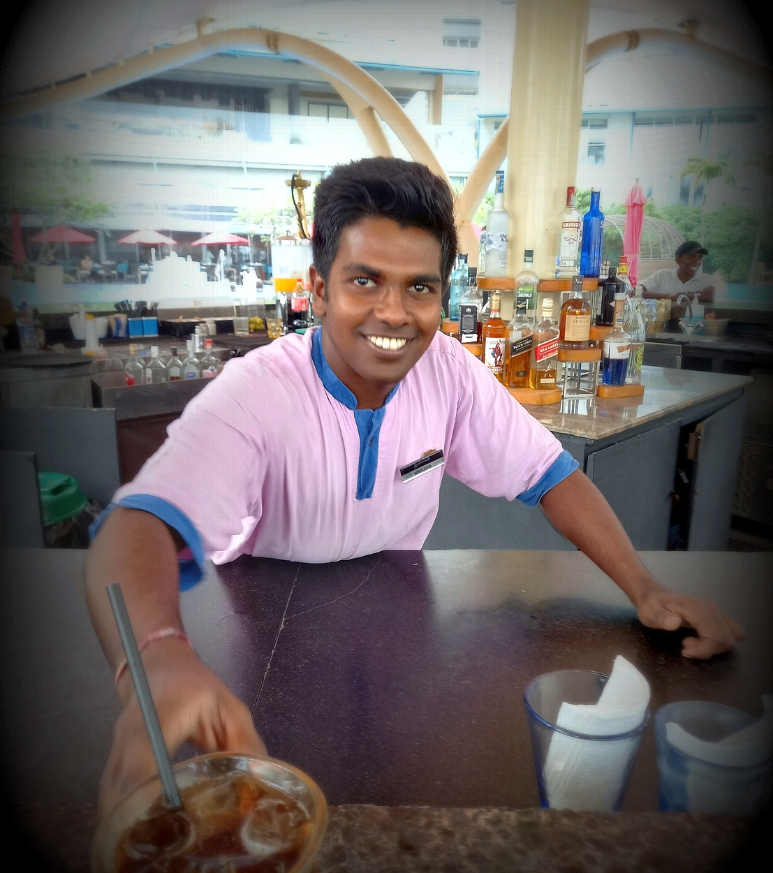 Улыбчивый бармен