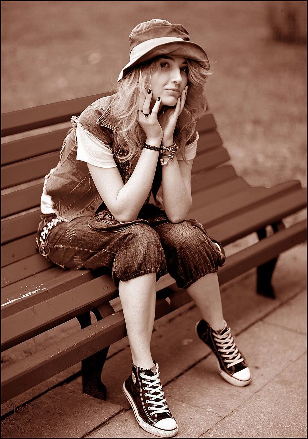 Девушка на скамейке.