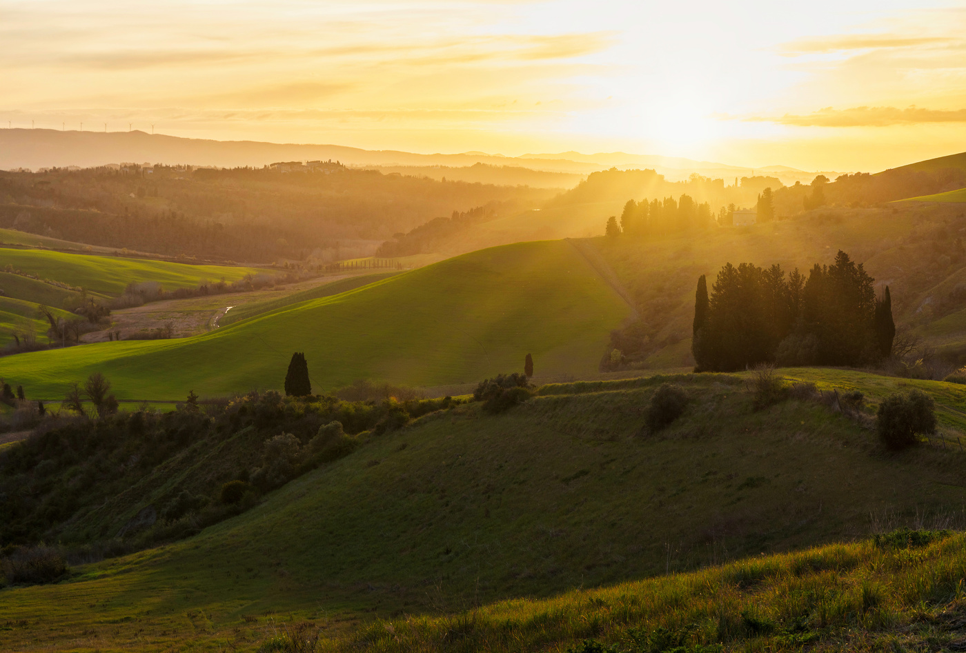 Закат над холмами