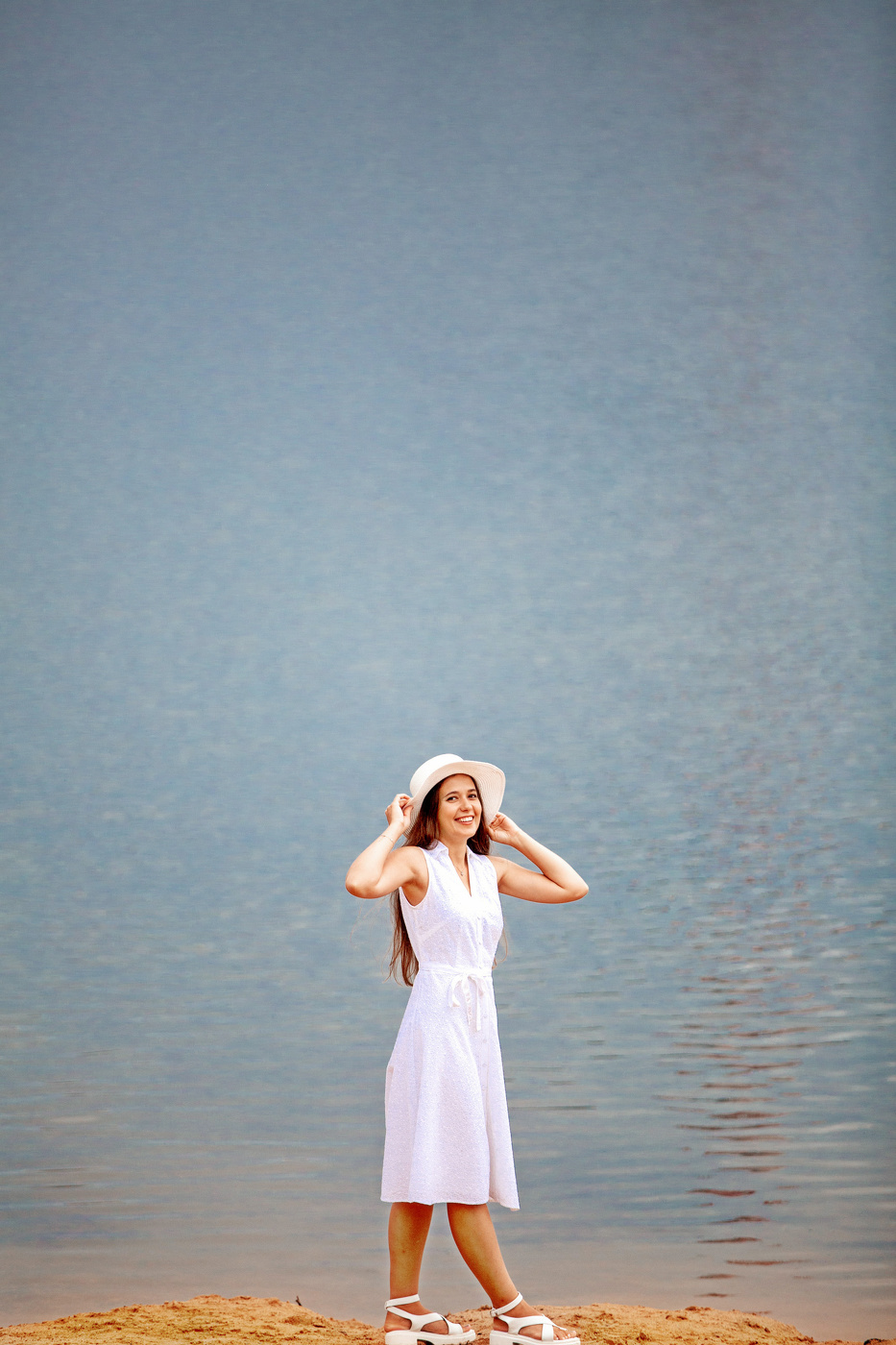 Настя. Портрет на берегу озера.