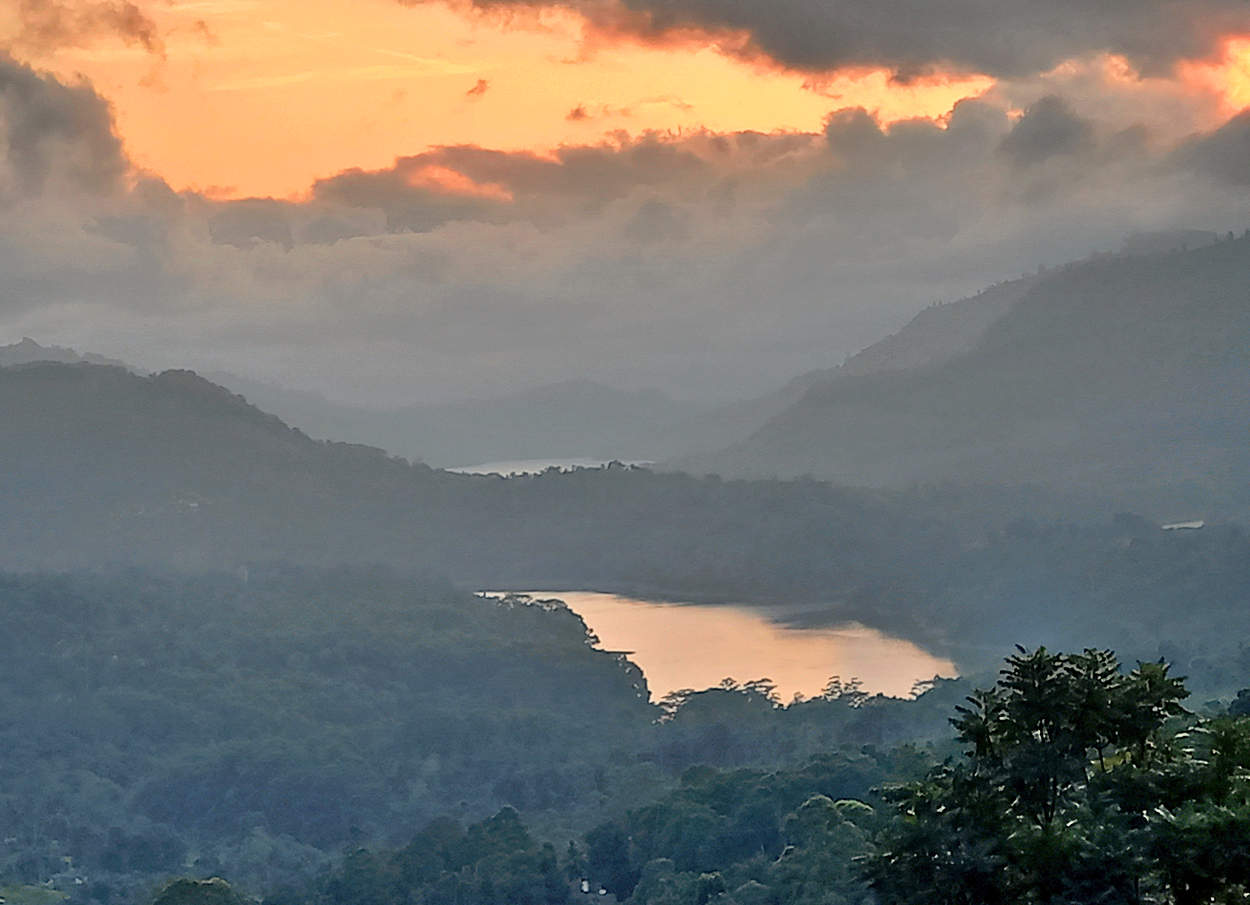 Озёра и горы в вечернем дымчатом закате