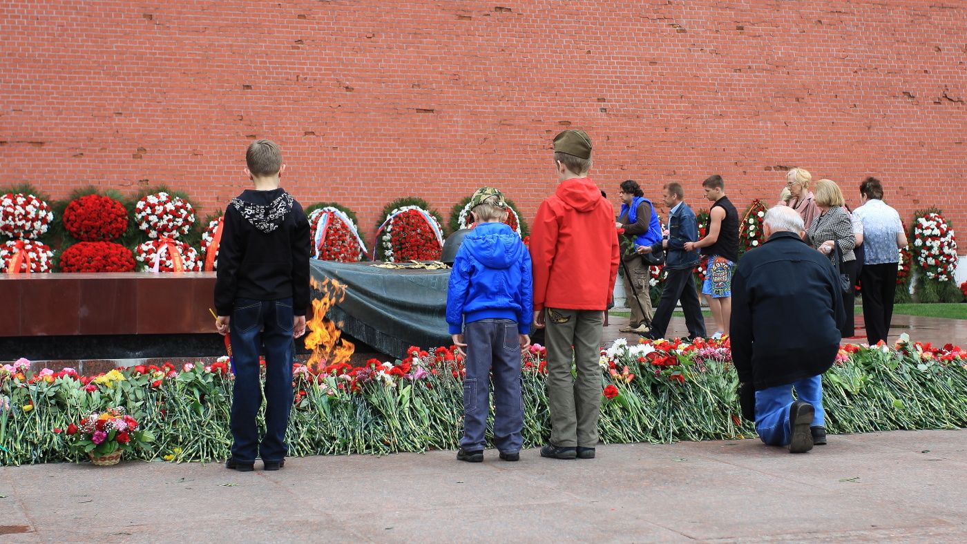 Поклонимся великим тем годам ...