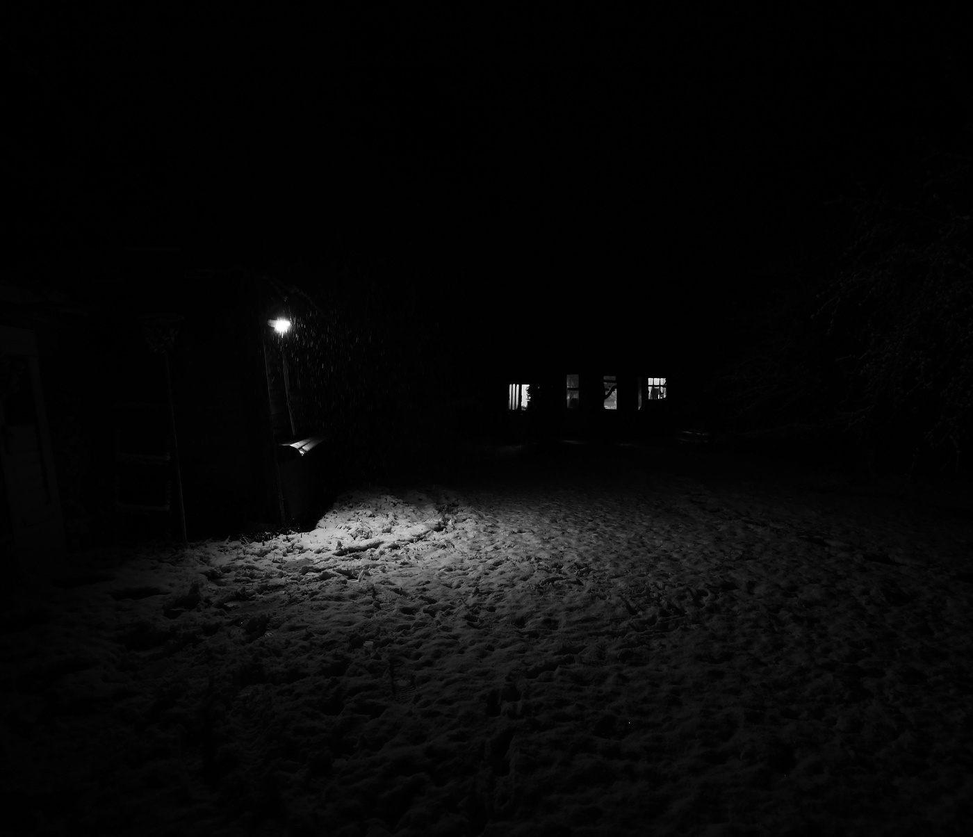 "Ночь темна, тускло светит фонарь ..."