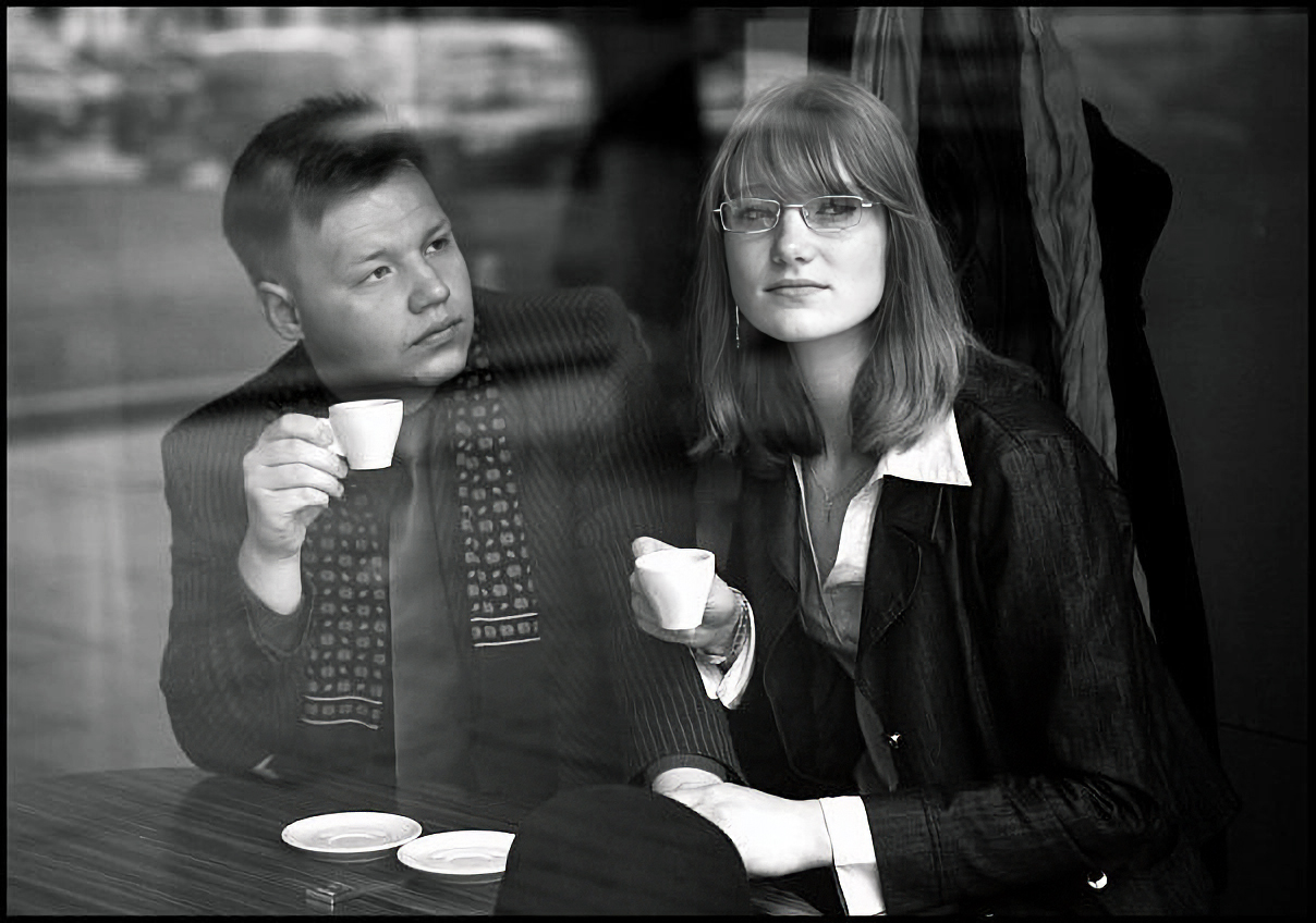 Разговор в кафе .