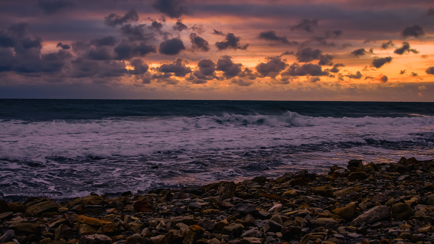 Плывут над морем облака а солнце к горизонту