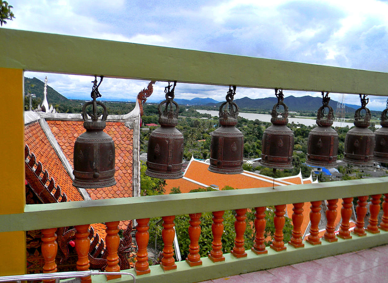 Мелодичные колокола в Ват Там Суа, храме пещеры тигра