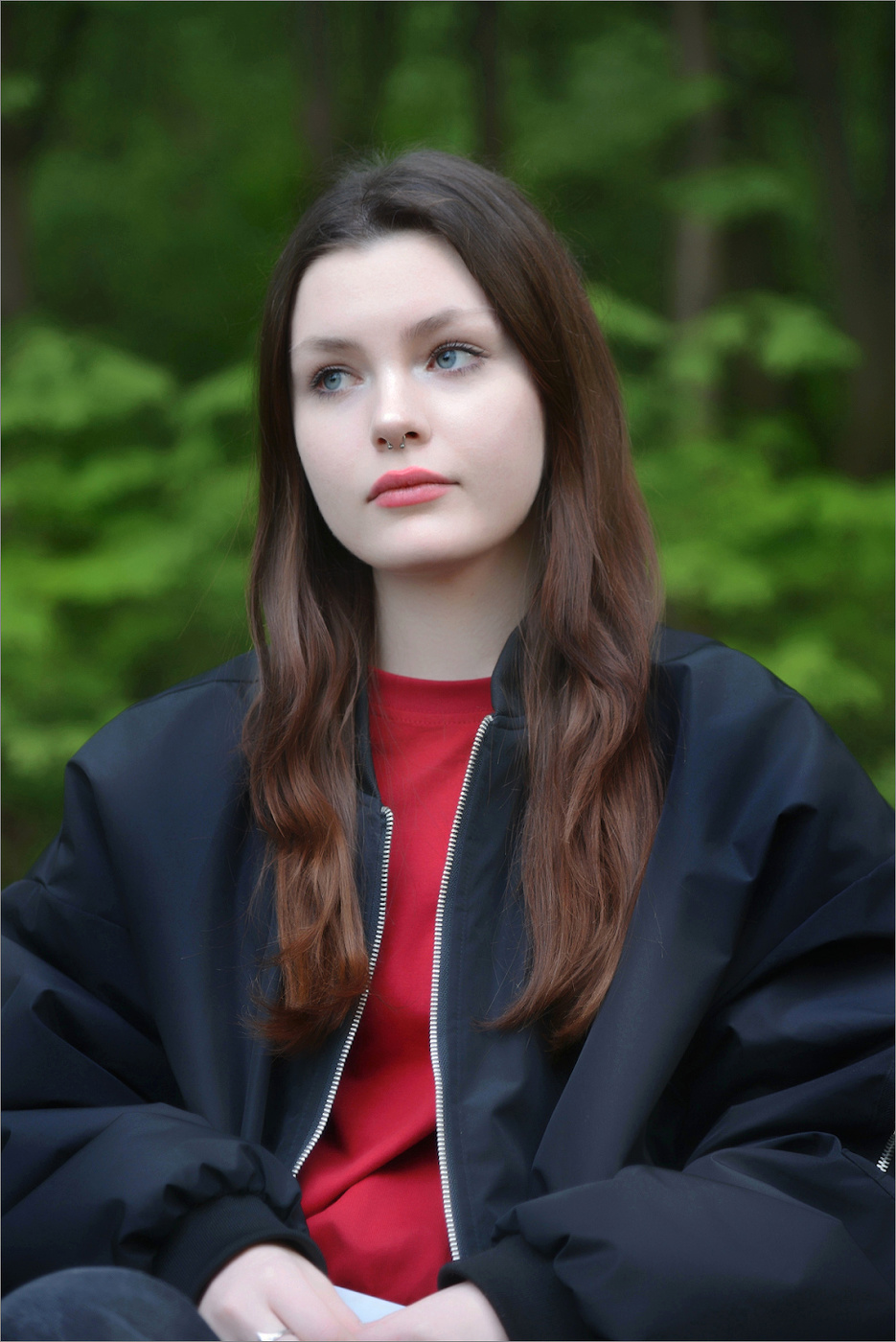 Девушка в красной майке...