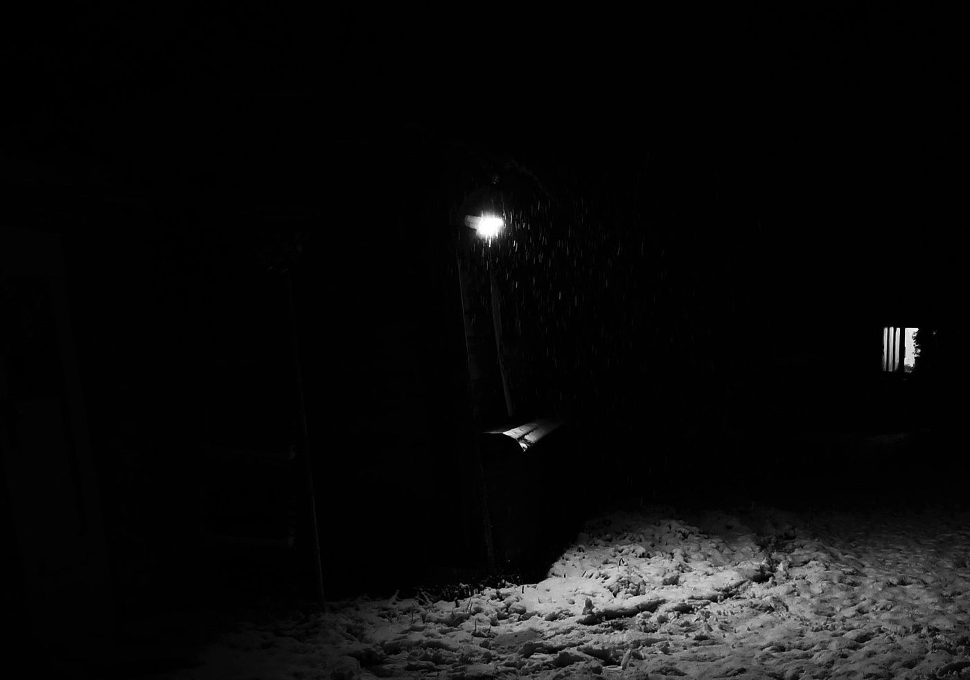 "Угрюмо ночь вокруг лежит, черна, без звезд и без просвета..."