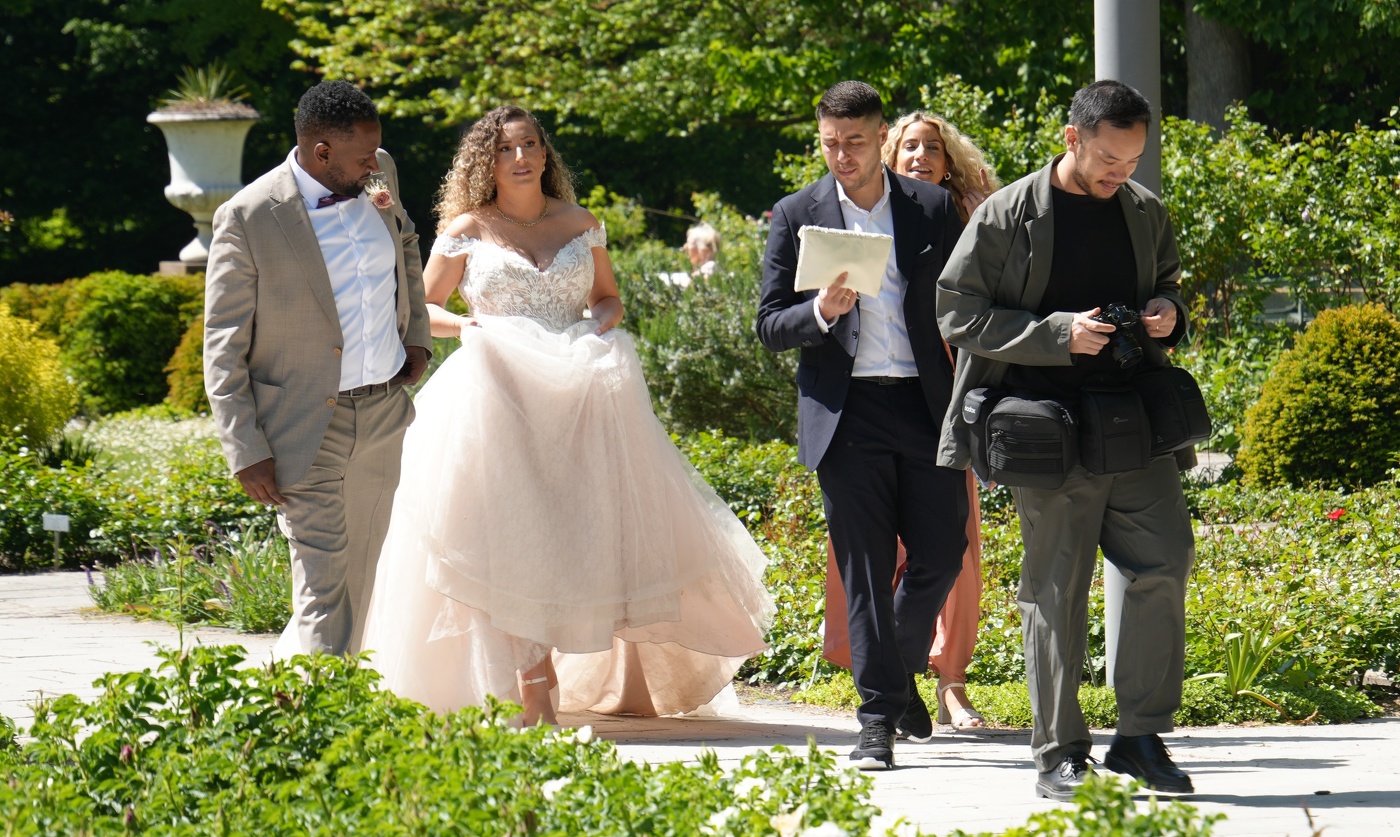 Какой любопытный жених)))