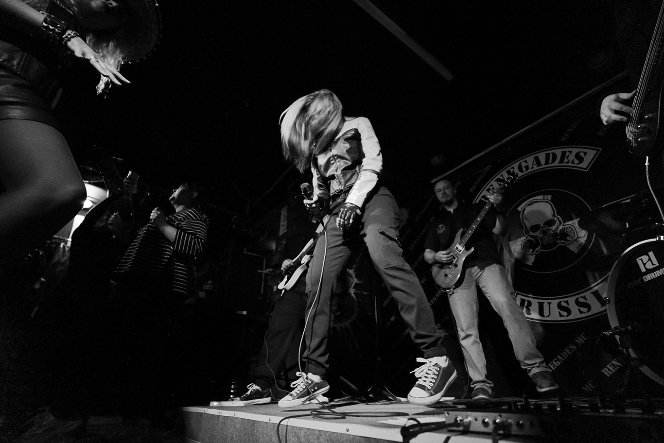 кавер в "Ренегадс"