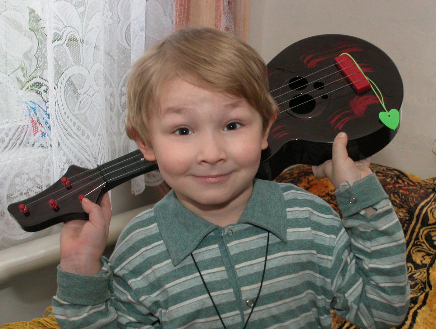 Этот парень с гитарой.