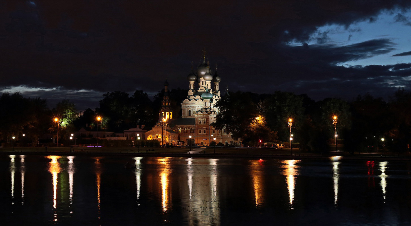 По ночной Москве