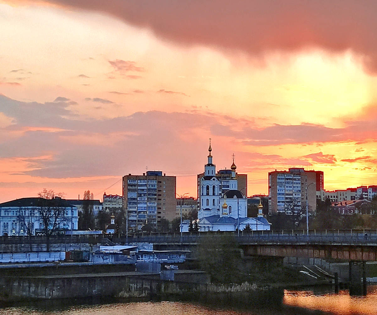 Вечером в городе после грозы