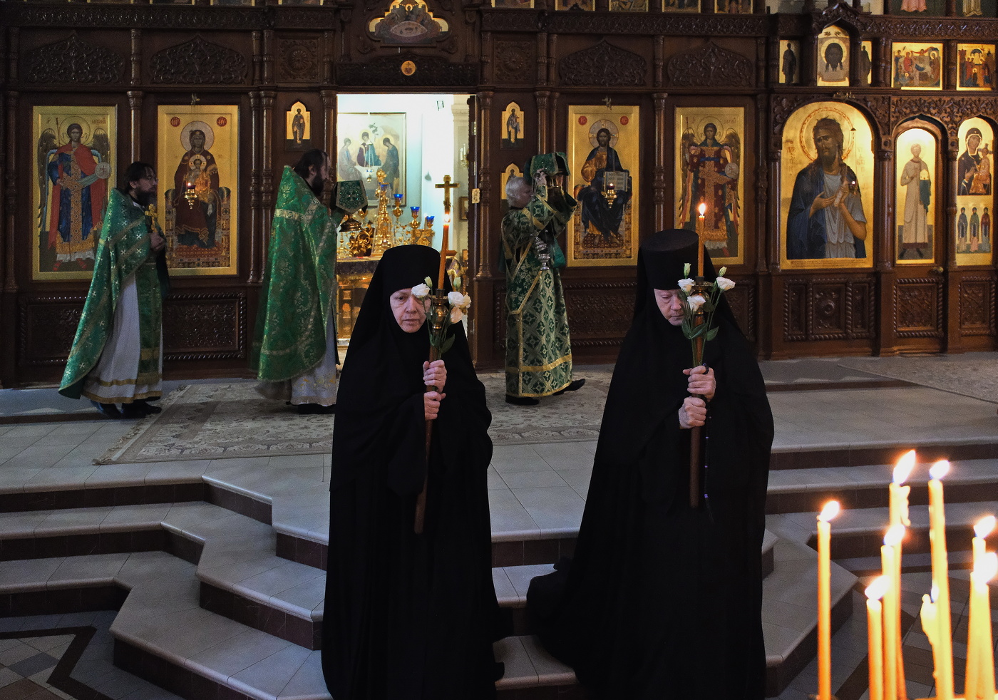 Монастырь. Праздничная служба.