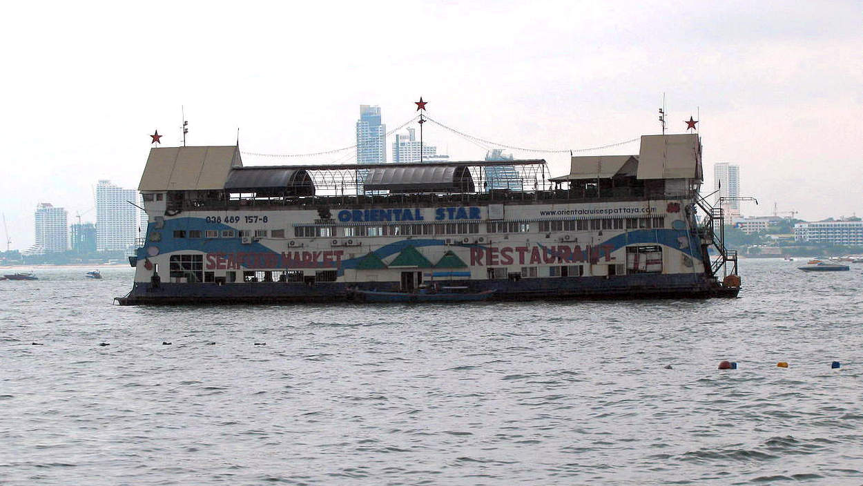 Плавучий развлекательный паром в Паттайе