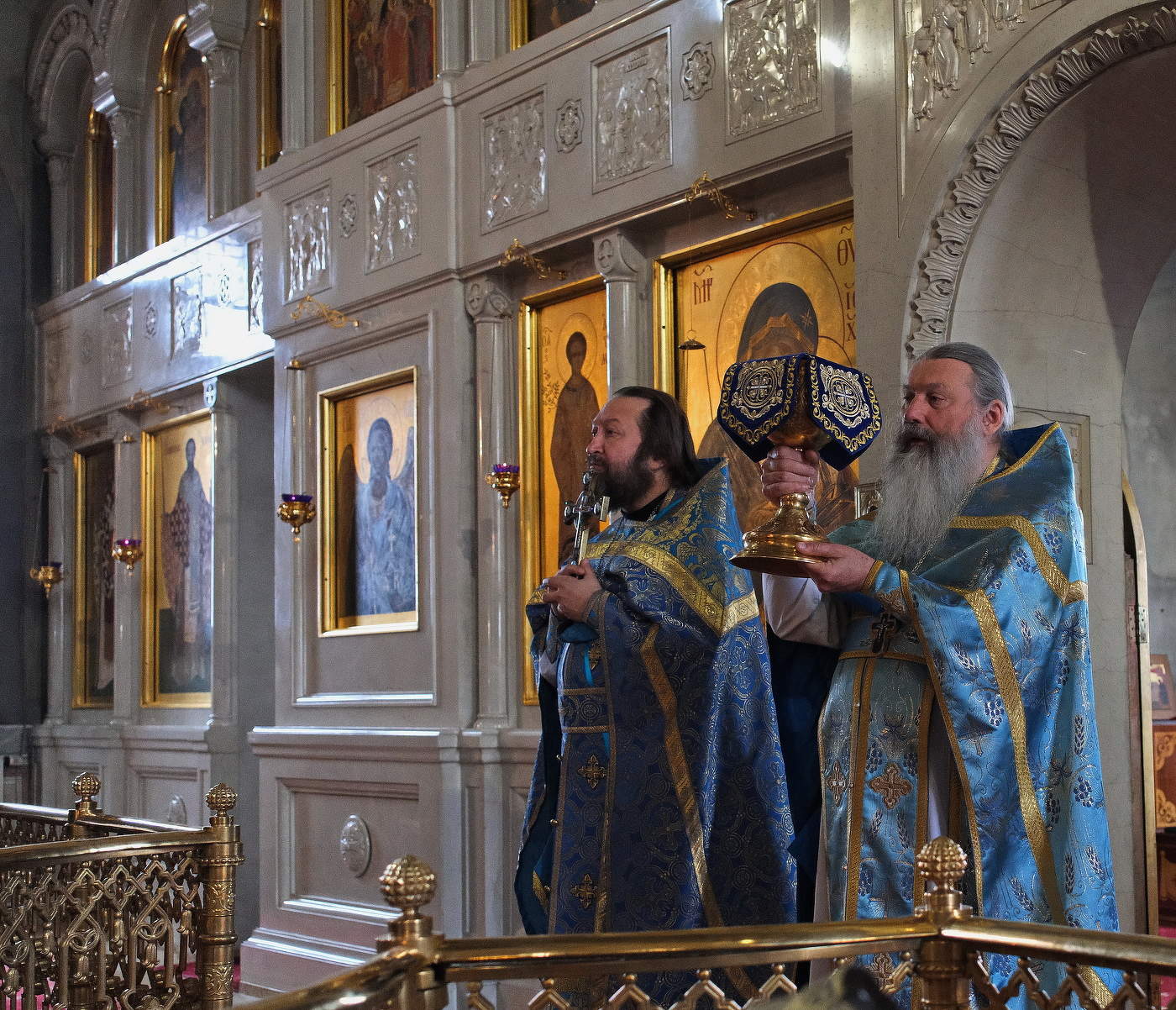 Монастырь. Праздничная служба.