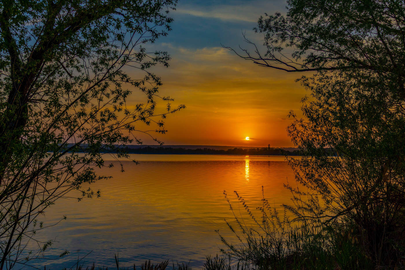 Закат над озером спустился.