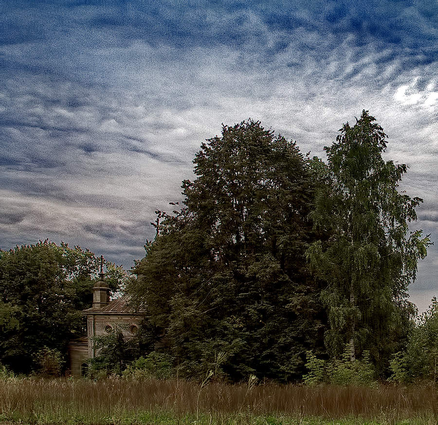 Спряталась.