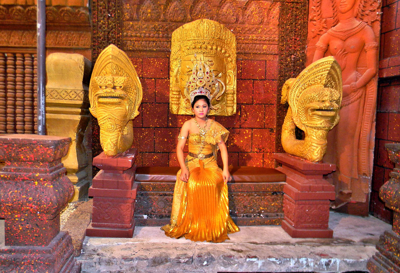 Тайская красавица во дворце
