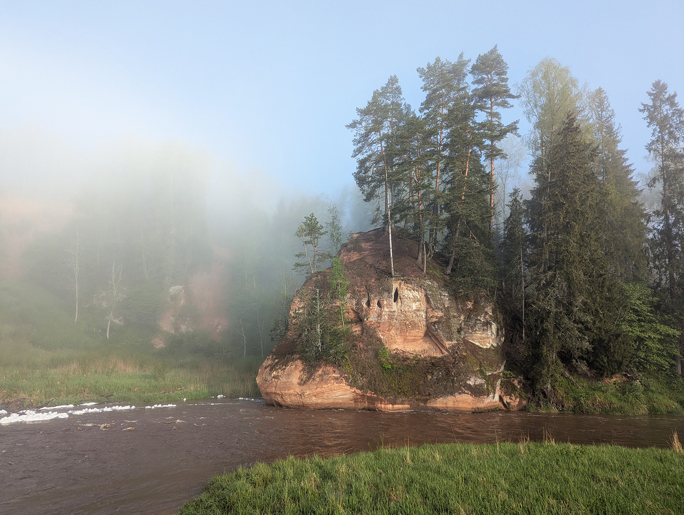 Есть на речке утес