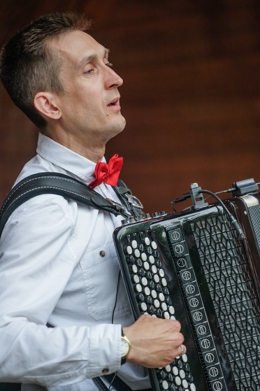 а музыка звучит...