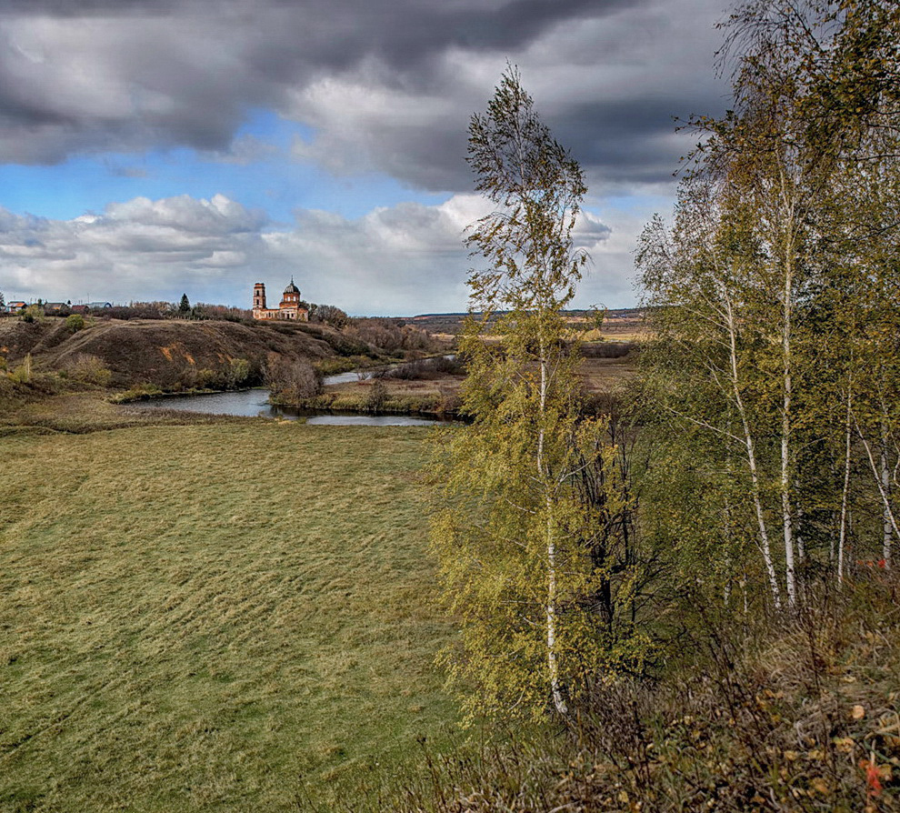 На взгорье.