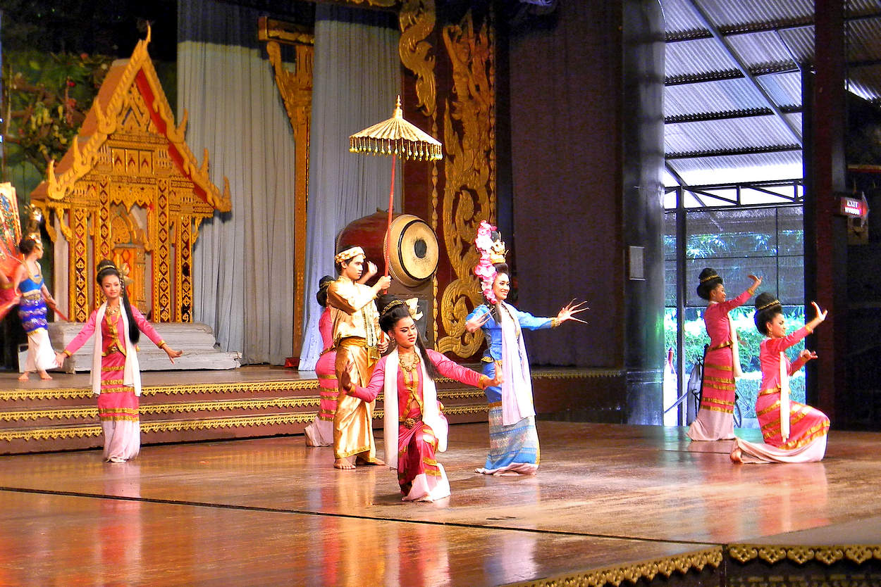 Выступление на тайской сцене