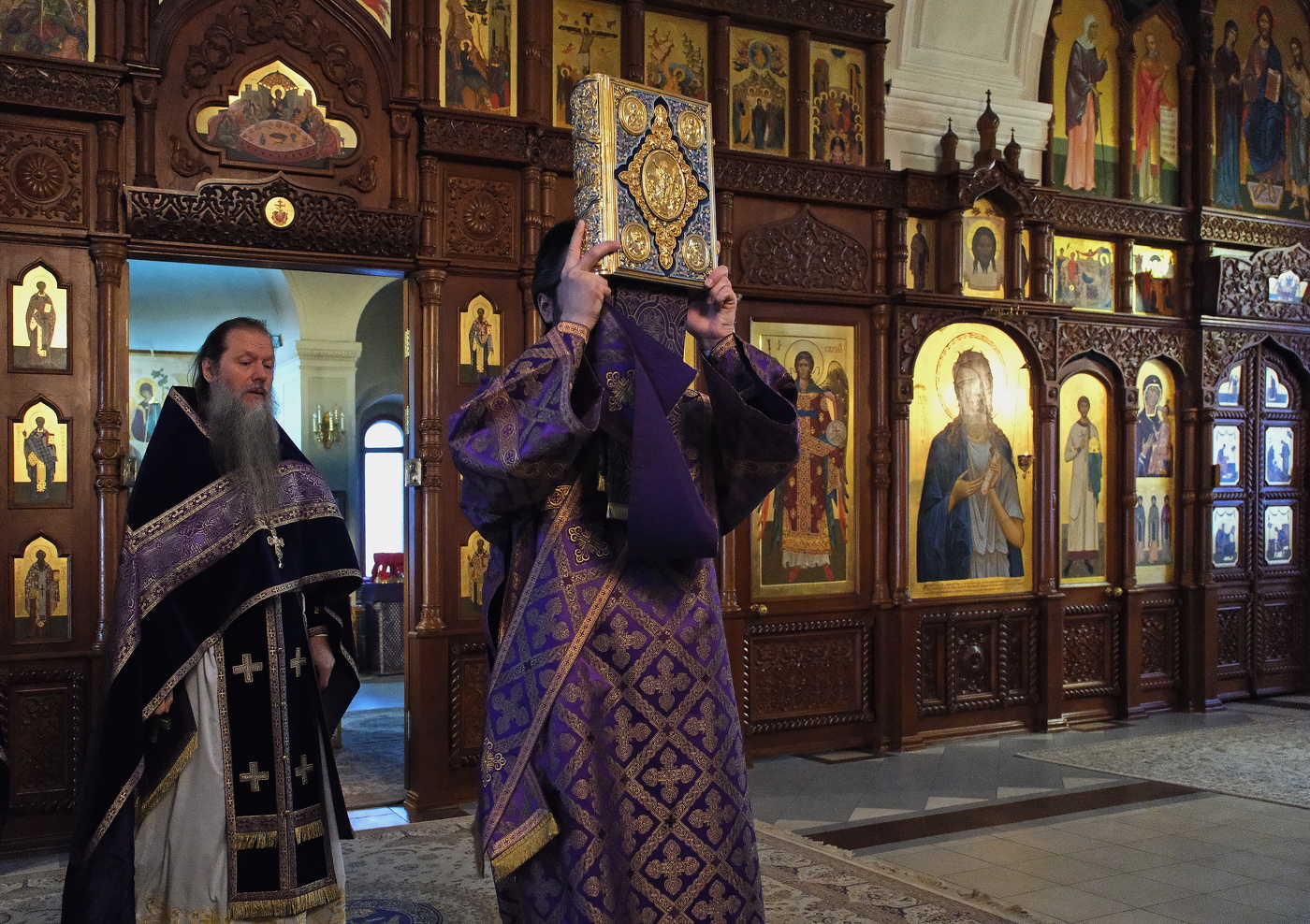 Монастырь. Праздничная служба.