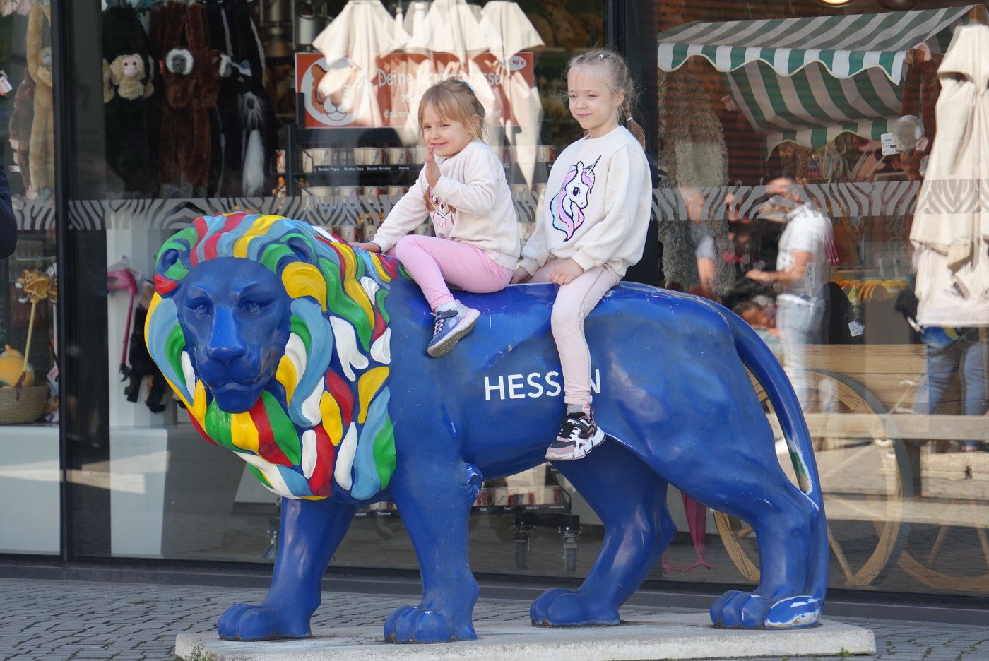 Девочки и лев