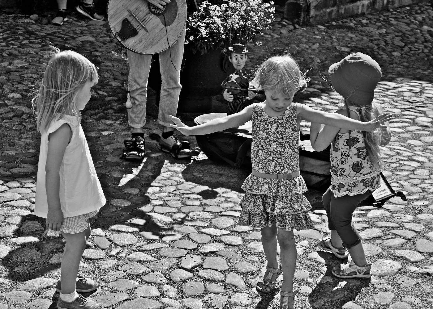 Девочки и марионетка