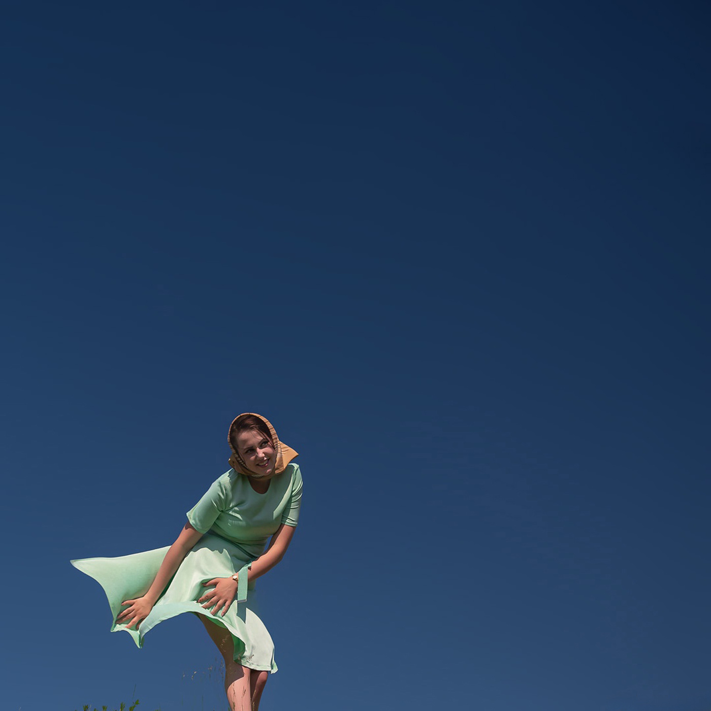 " Ветер проказник и озорник Смело под женскую юбку проник. "