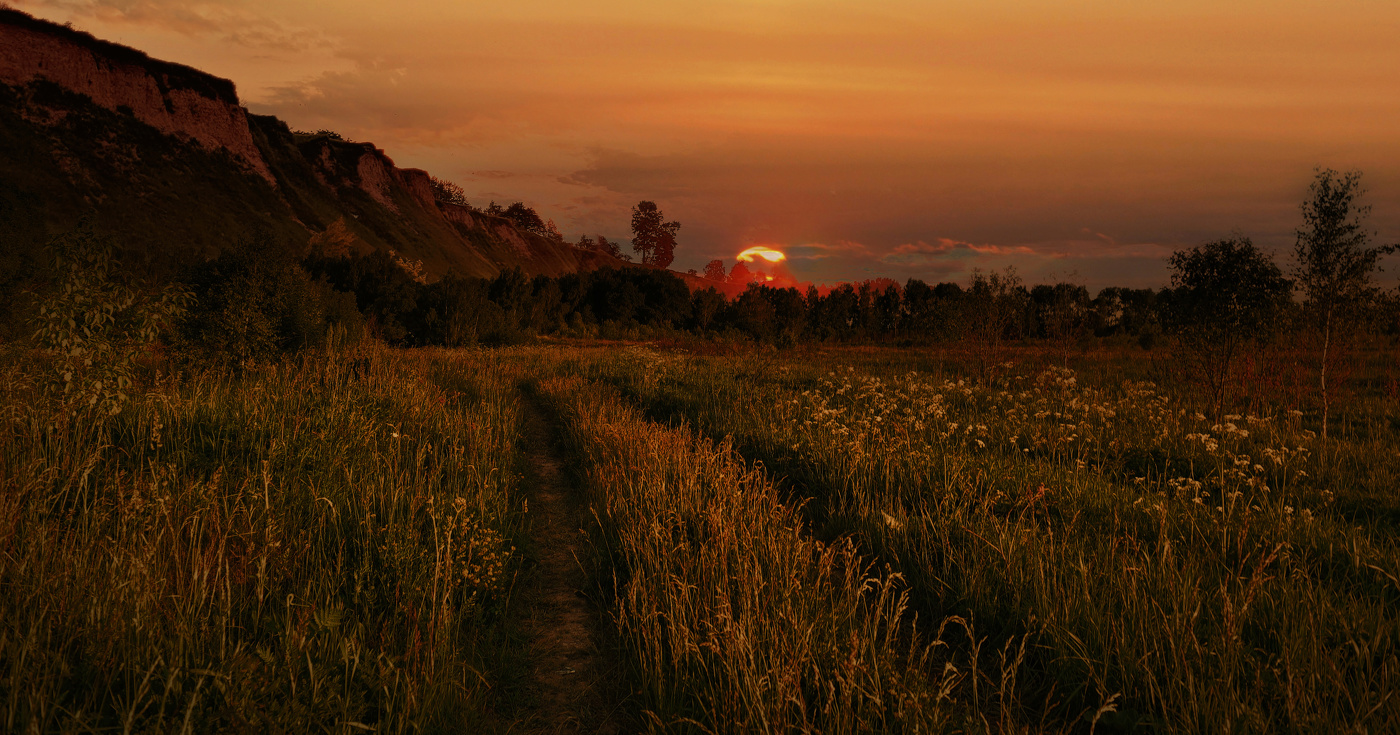 Уходит день. Смолкают звуки. Тишина.....