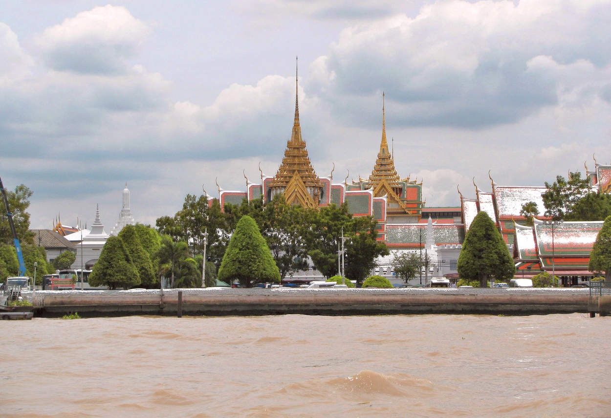 По реке Чао Прайя мимо королевского дворца