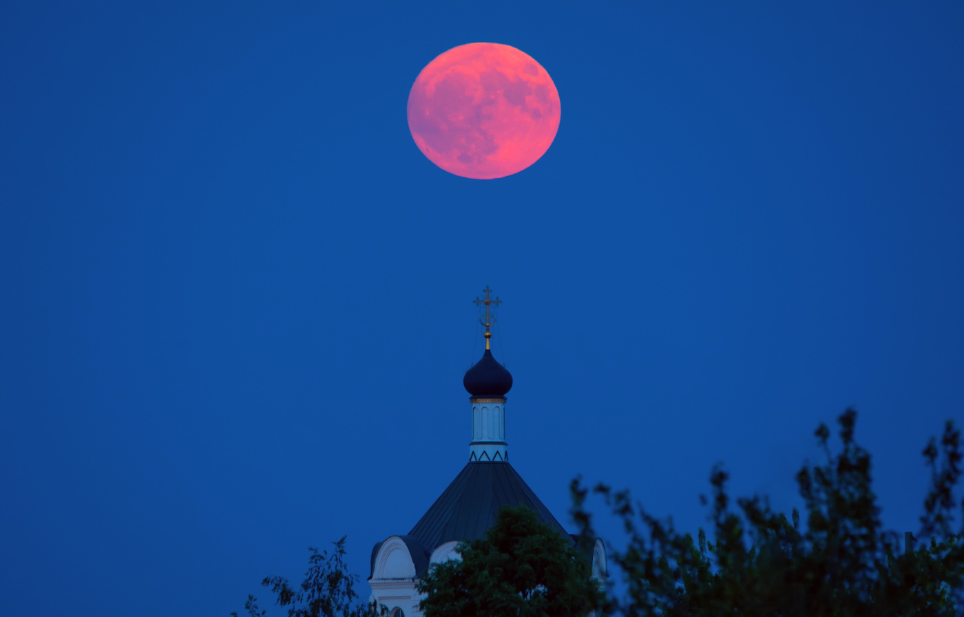 "клубничное" полнолуние