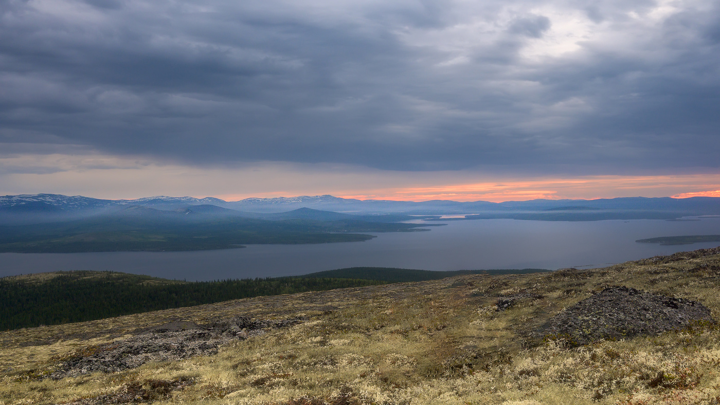 "Ай брусничный свет, алый да рассвет..."