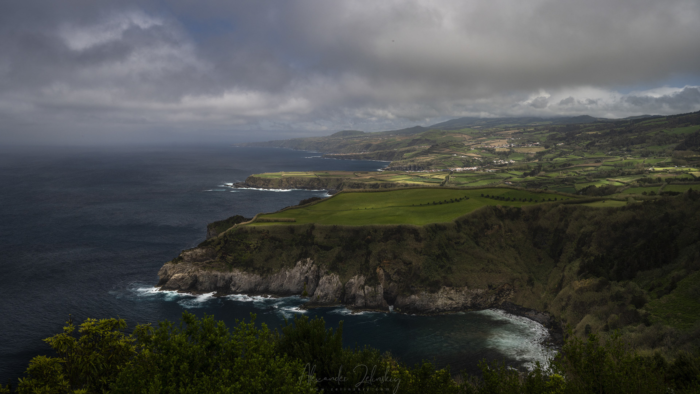 У далеких берегов