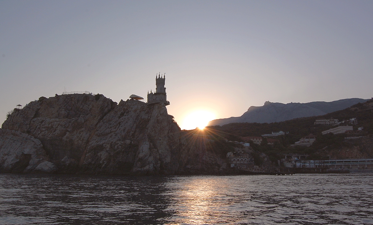 Ласточкино гнездо на закате