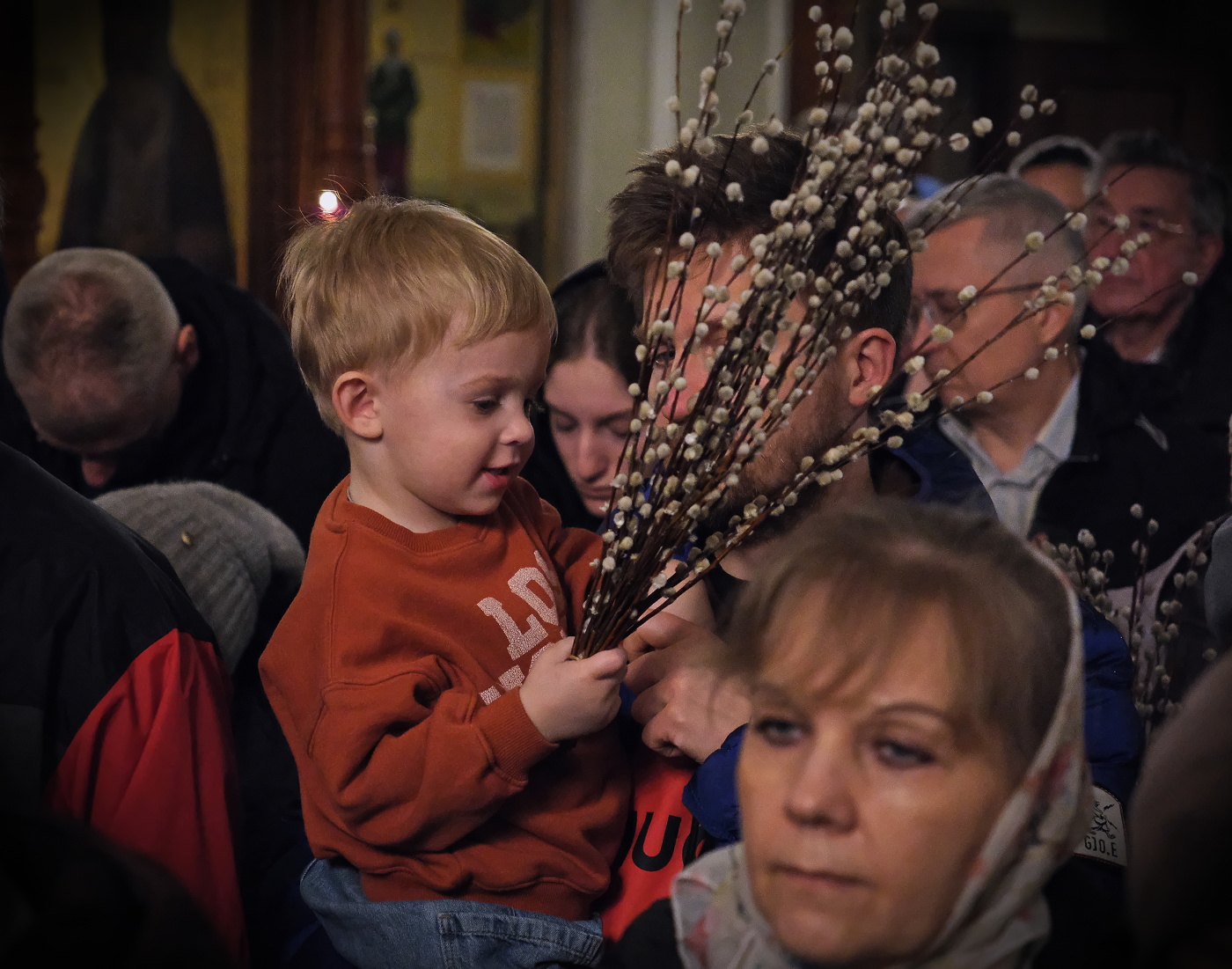 Дети в церкви.